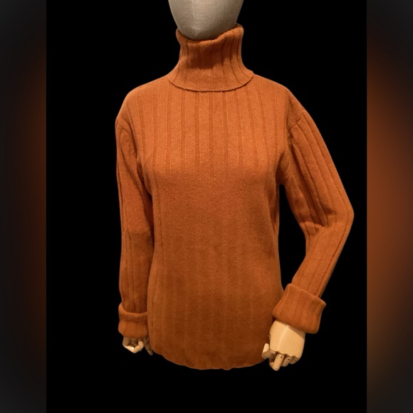 le chateau Sweaters - Lambs wool, angora, Turtleneck Sweater, burnt orange, large fitted, vintage